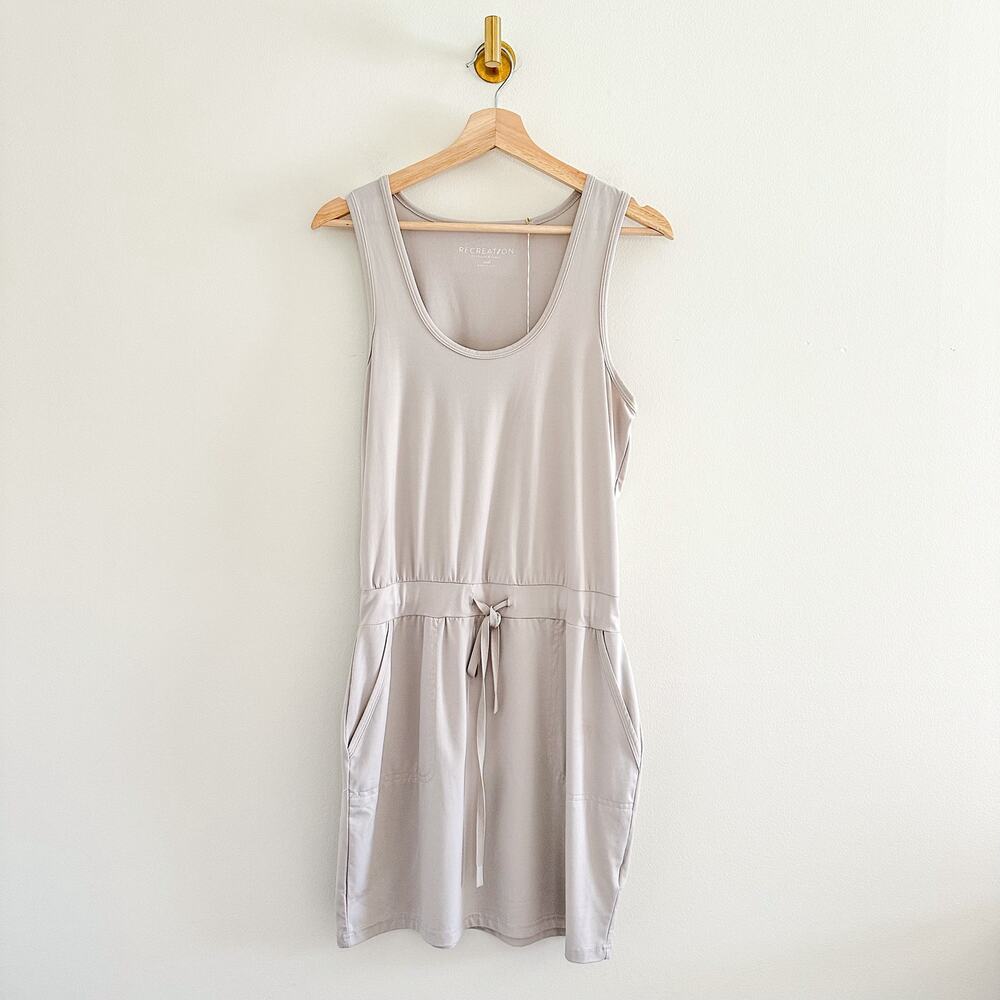 Sporty light grey dress with adjustable string